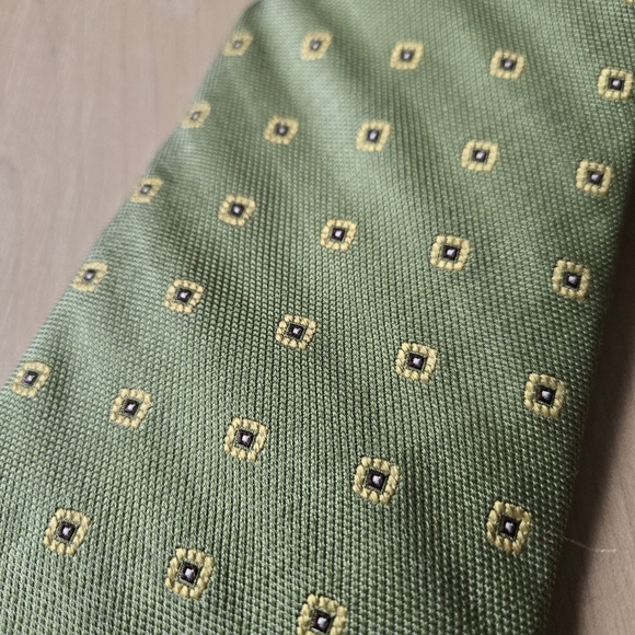 Brooks Brothers Green Tie with Yelloe Patterns - Picture 5 of 7